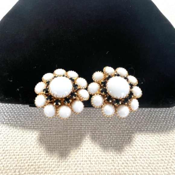Signed Judy Lee Vintage Milk Glass & Rhinestone Clip on Earrings 1960’s - Picture 2 of 3